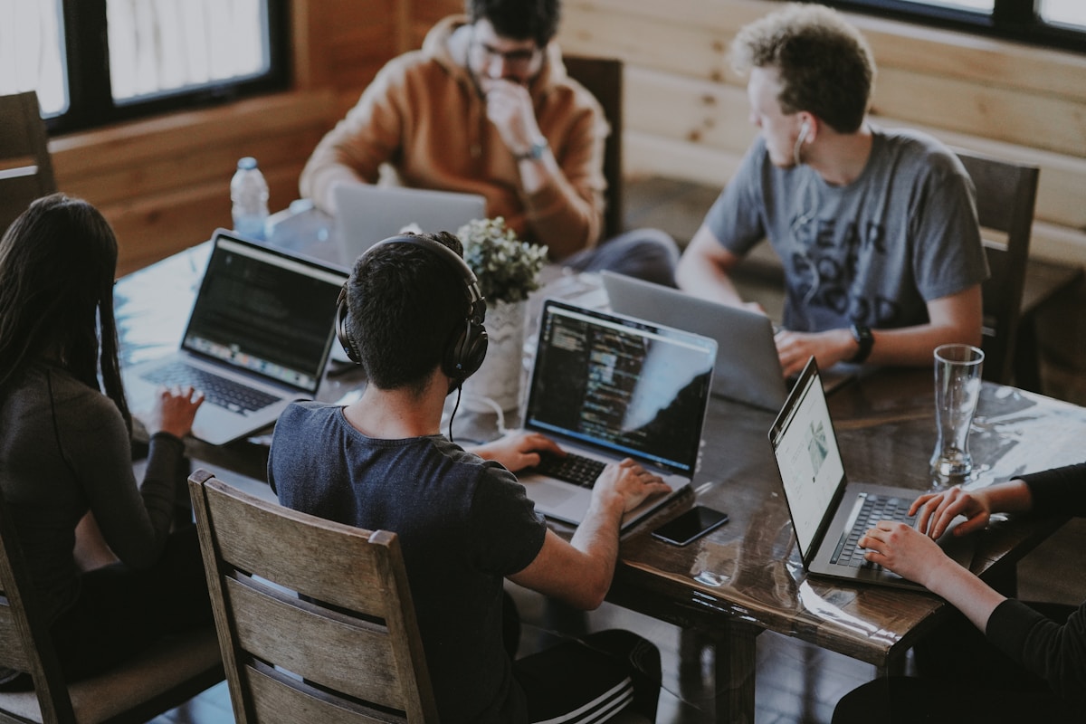 Echipă cercetare software Deep Learning DeepField